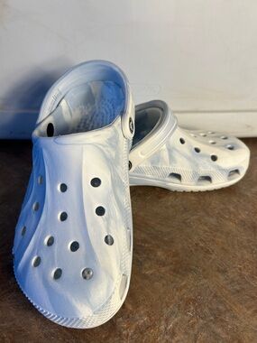 Crocs White Marbled Unisex Baya Clogs. Men 6 Womens 8